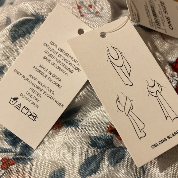 NEW! Lands End scarf “cardinals and holly” - Picture 2 of 7